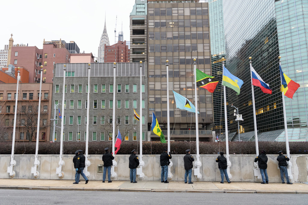 The flags outside UN Headquarters are raised manually by UN security officers every weekday morning at approximately 8 am and lowered every weekday at around 4 pm, except in cases of bad weather. The flags outside UN Headquarters are raised manually by UN security officers every weekday morning at approximately 8 am and lowered every weekday at around 4 pm, except in cases of bad weather.