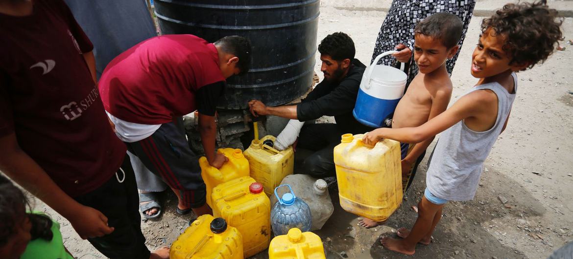 Children collect water in the Gaza Strip. Children collect water in the Gaza Strip.