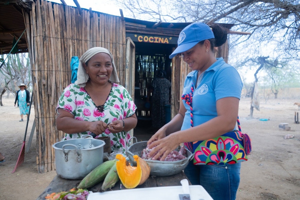 An UN cooking technician works with a Wayúu community in La Guajira, Colombia, demonstrating how to prepare new recipes with the new ingredients they are now able to grow. An UN cooking technician works with a Wayúu community in La Guajira, Colombia, demonstrating how to prepare new recipes with the new ingredients they are now able to grow.