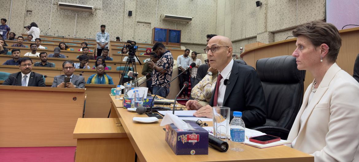 High Commissioner Türk speaks to students at Dhaka University. High Commissioner Türk speaks to students at Dhaka University.