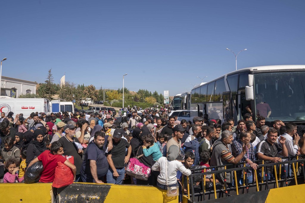 Syrian and Lebanese families, who fled the escalating violence in Lebanon arrive in Syria. Syrian and Lebanese families, who fled the escalating violence in Lebanon arrive in Syria.