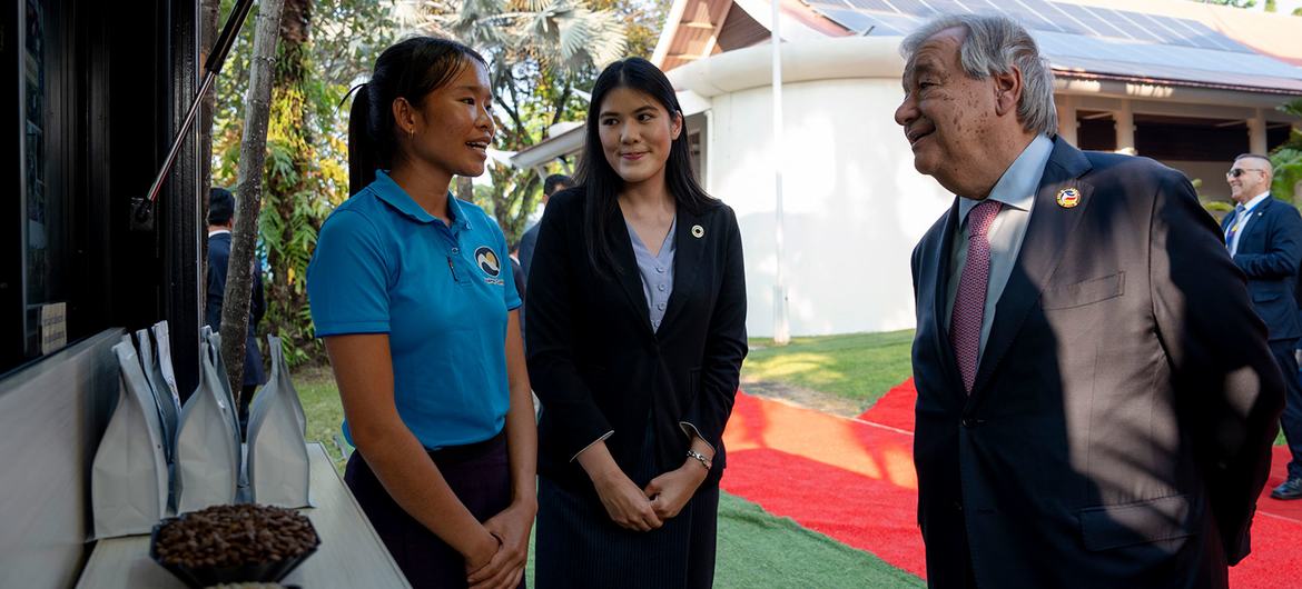 UN Secretary-General António Guterres (right) meets Lao coffee farmer Phuerp (left). UN Secretary-General António Guterres (right) meets Lao coffee farmer Phuerp (left).