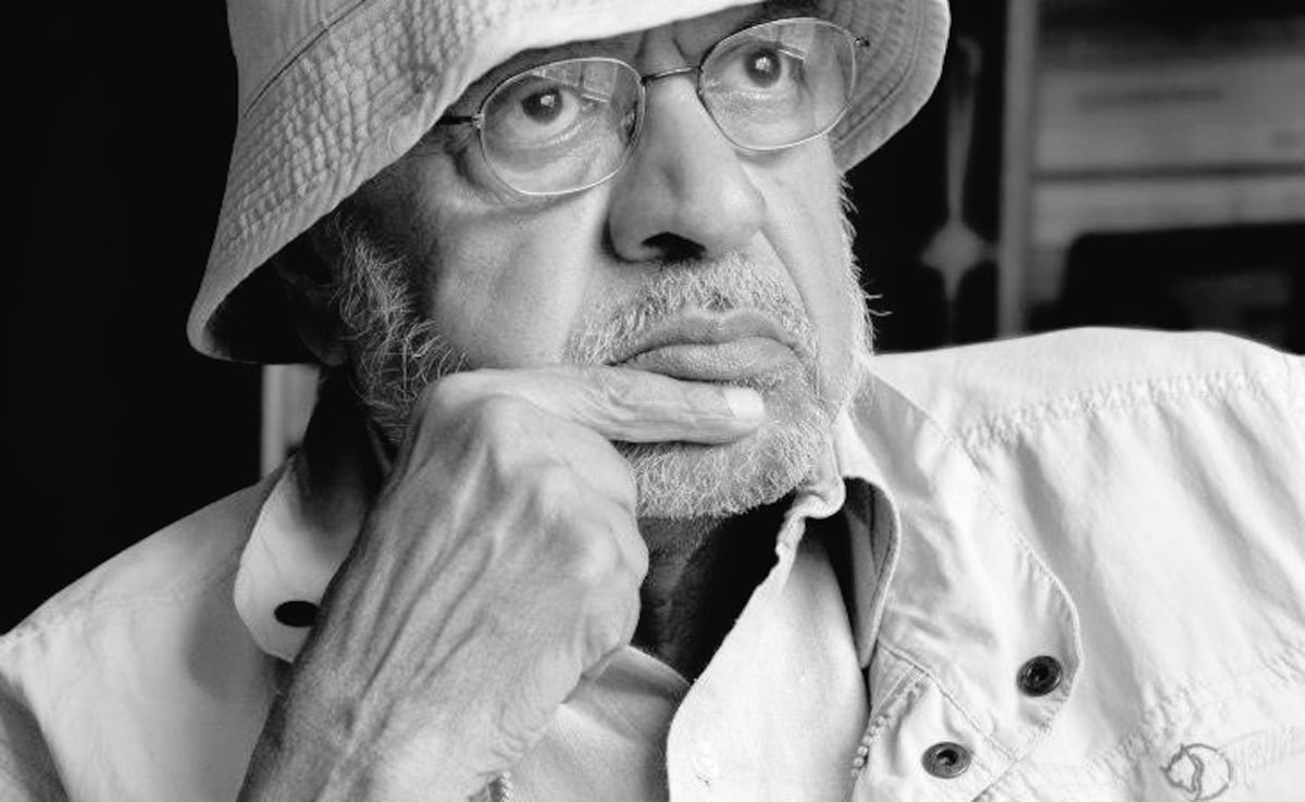 Film Auteur Cremated At Shivaji Park In Mumbai