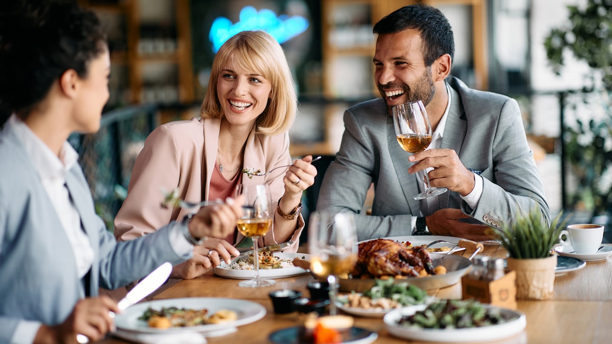 6 Food And Etiquette Mistakes To Avoid During Business Lunch Or Dinner