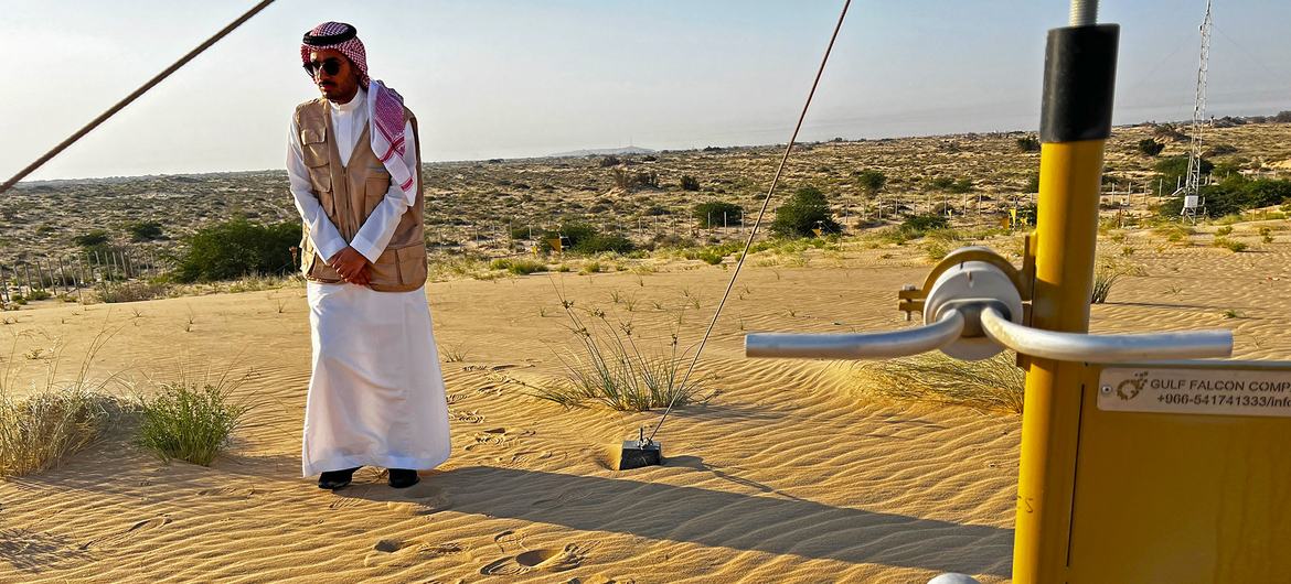 An FAO-supported meteorological station measures sand movements. An FAO-supported meteorological station measures sand movements.