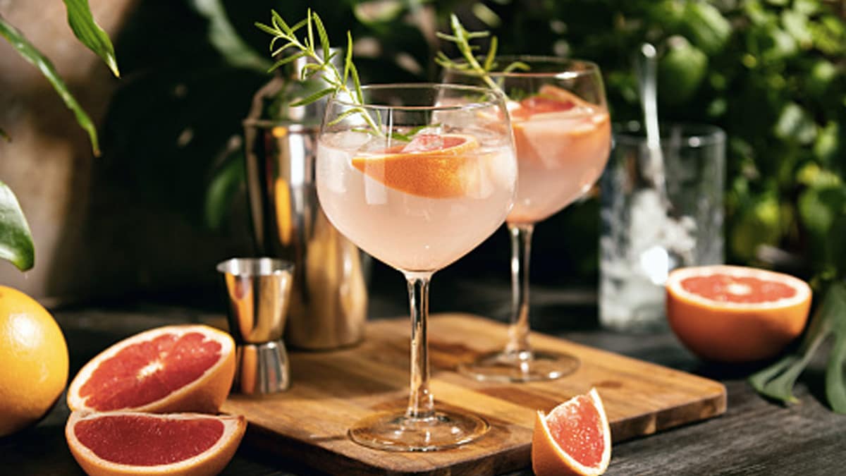 10 Gin-Based Cocktails That Will Make Your NYE Party Special