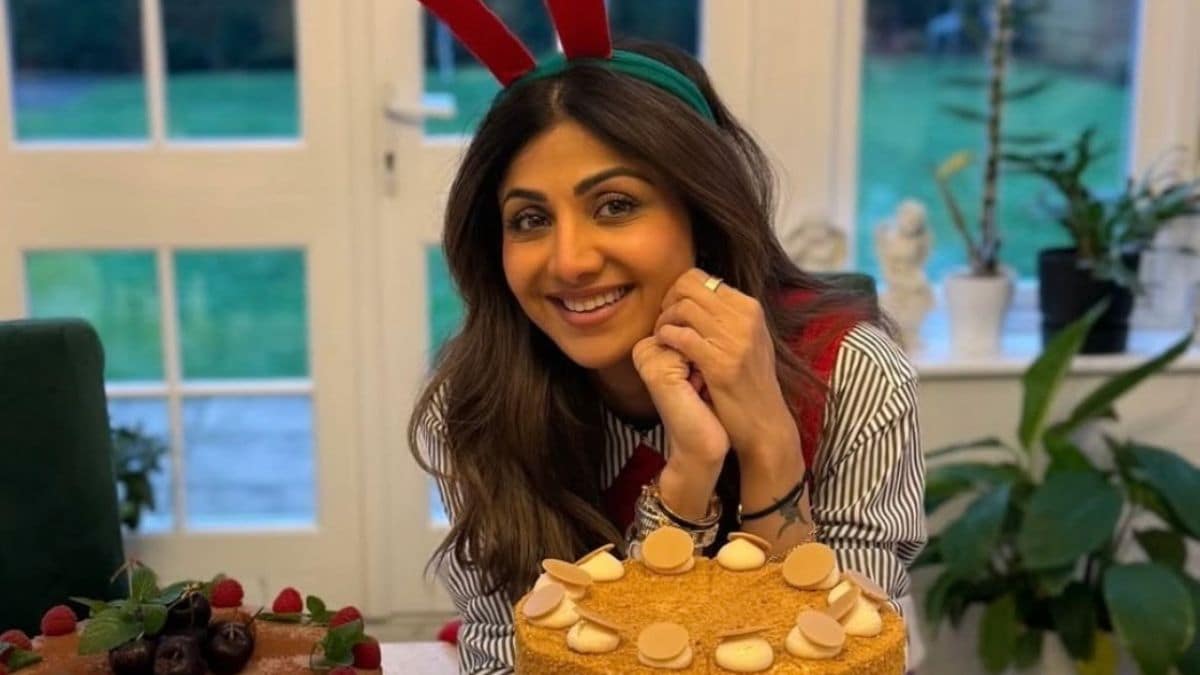 Shilpa Shettys “Christmas Binge” Included Cakes, Eclairs, Pudding And More
