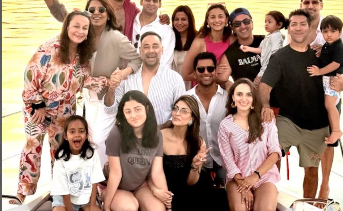 Alia Bhatt, Ranbir Kapoor, Neetu Kapoor, Soni Razdan's Thailand Famjam. Ayan Mukerji's There As Well
