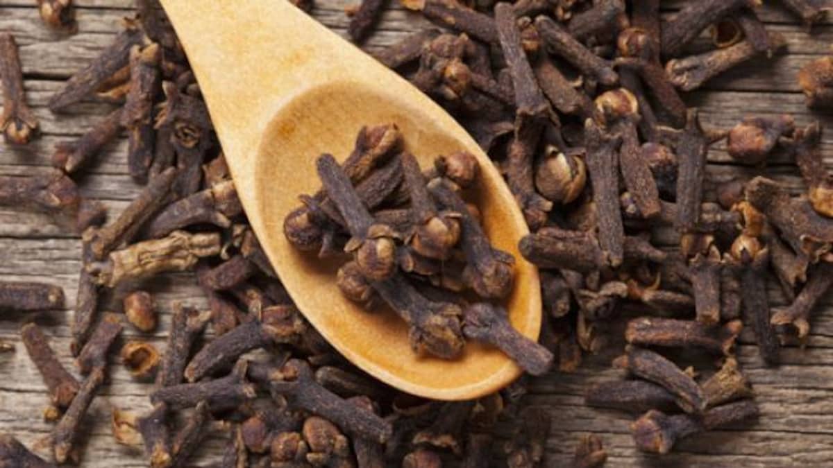 How Adding Cloves To Your Diet Can Keep Hands And Feet Warm All Winter Long