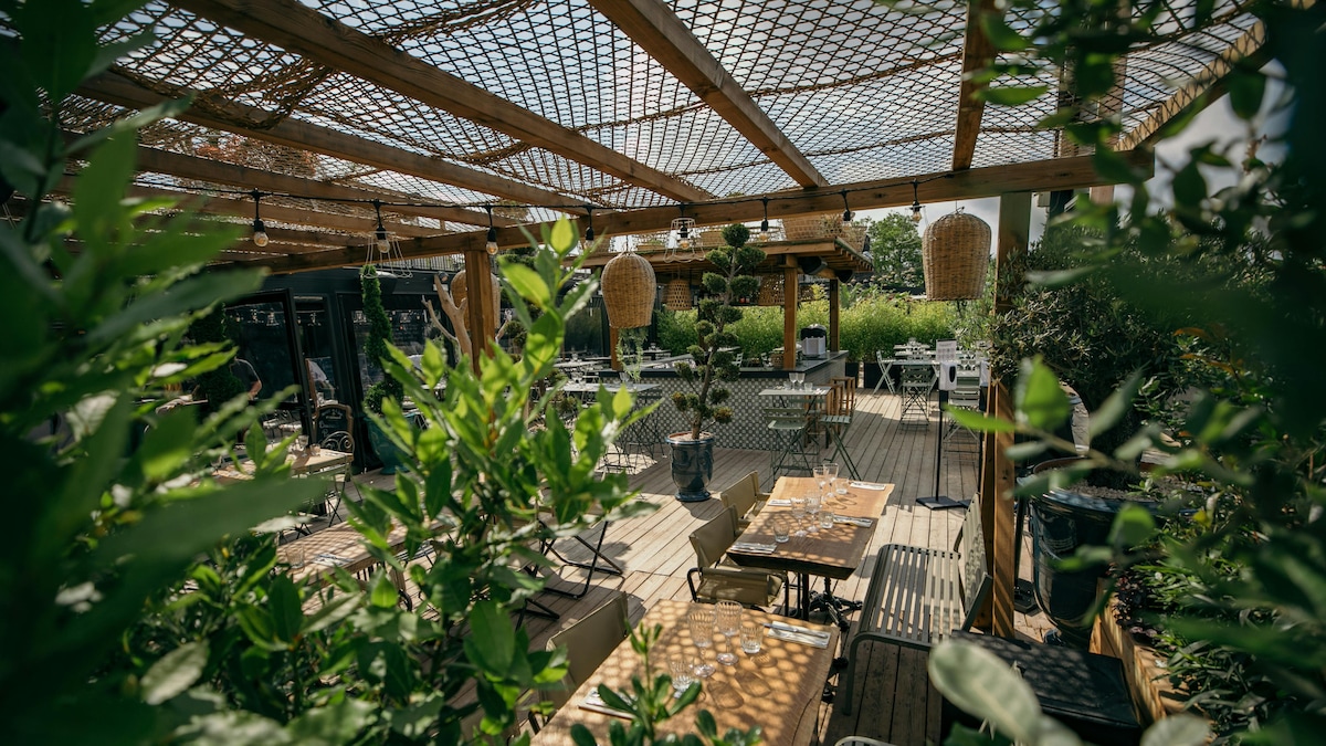 10 Garden Restaurants In Delhi-NCR To Soak Up The Winter Sun