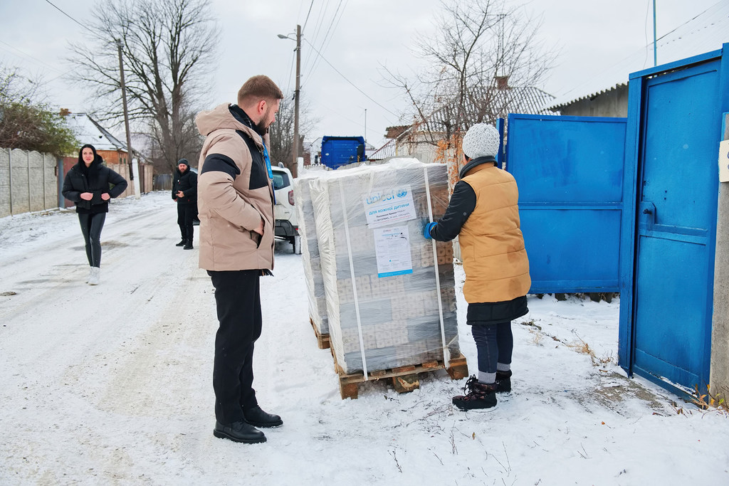 Solid fuel is delivered to families in Derhachi, Kharkiv region, near the front line. Solid fuel is delivered to families in Derhachi, Kharkiv region, near the front line.