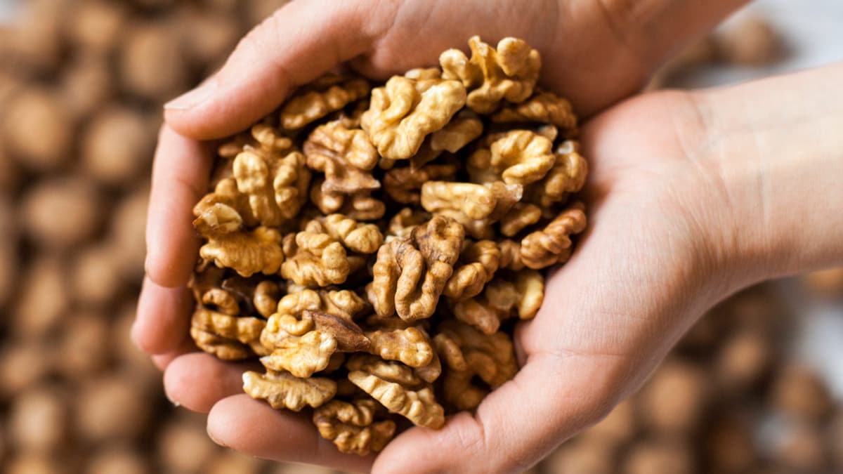 4 Expert-Approved Foods To Sharpen Your Mind And Reduce Brain Fog