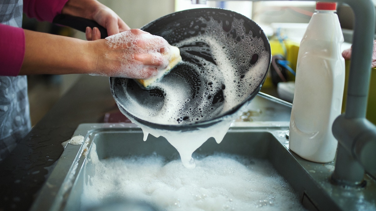 Washing Greasy Pans With Hot Water? Heres Why Its Not A Good Idea