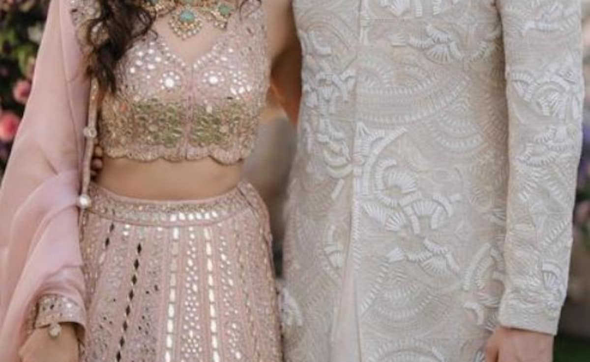 Housefull 2 Actress Shazahn Padamsee Shares Pics With Fiance Ashish Kanakia From Roka