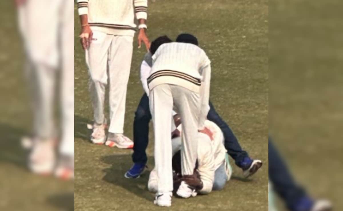 Fan Breaks Past Security, Touches Virat Kohli's Feet On Ranji Trophy Return. This Happens Next. Video