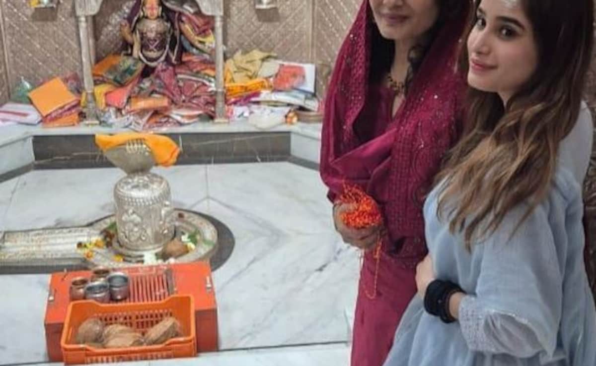 Rasha Thadani Visits 12th Jyotirling In Gujarat With Mother Raveena Tandon