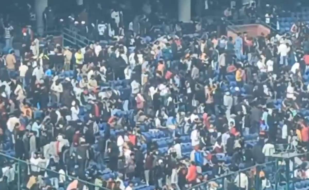Watch: Delhi Stadium Emptied In Minutes After Virat Kohli’s Dismissal