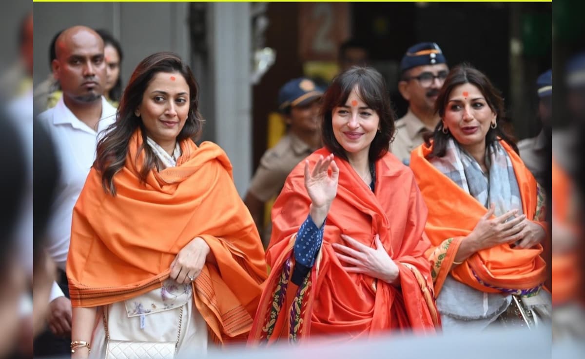 Dakota Johnson Visits Siddhivinayak Temple With Sonali Bendre