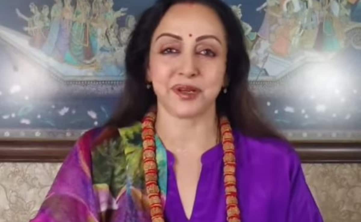 Hema Malini Takes Holy Dip At Triveni Sangam. Watch