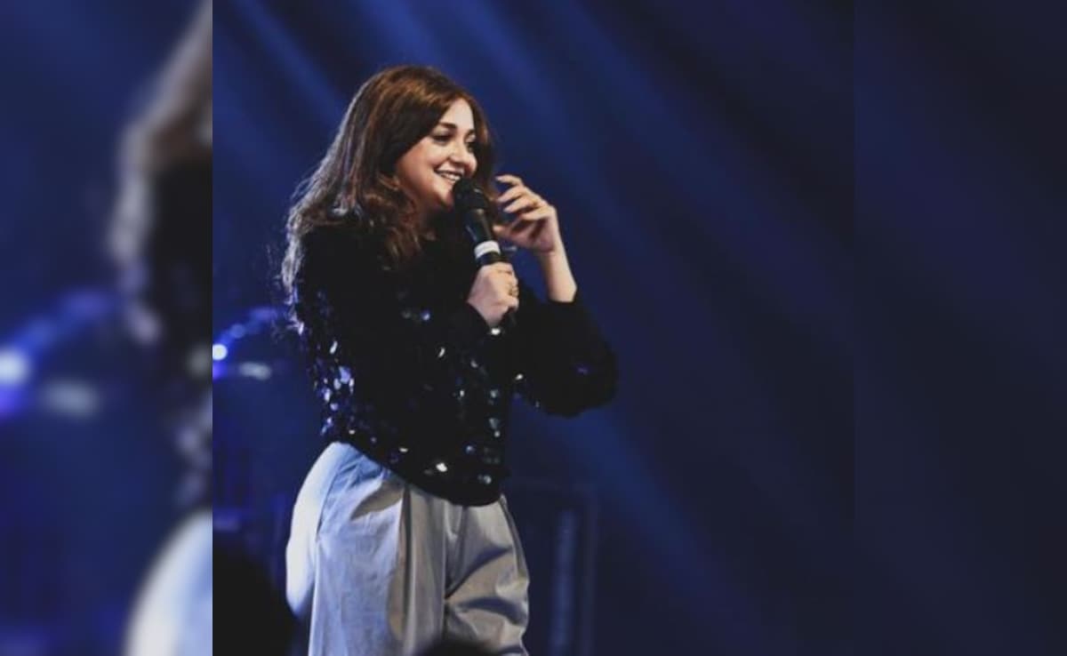Monali Thakur Rushed To Hospital As She Struggles To Breathe During Live Show