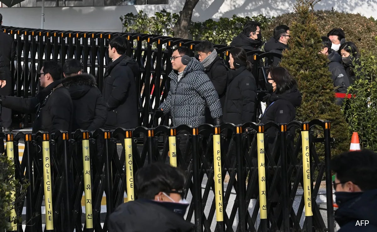 South Korea Investigators Call Off Arrest Of Impeached President Yoon