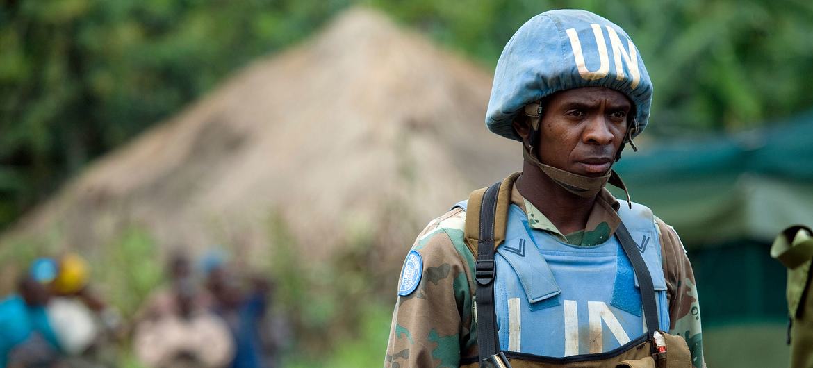 A member of MONUC’s South African parachute battalion on patrol duties around the village of Ntamugenga. (file) A member of MONUC’s South African parachute battalion on patrol duties around the village of Ntamugenga. (file)
