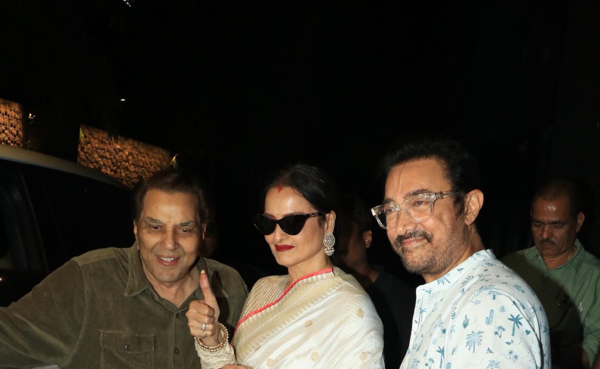 Rekha, Aamir Khan Touch Dharmendra's Feet At Loveyapa Screening