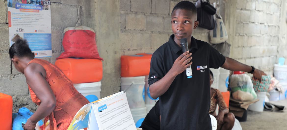 A U-reporter gives a presentation on proper hygiene practices and cholera prevention. A U-reporter gives a presentation on proper hygiene practices and cholera prevention.