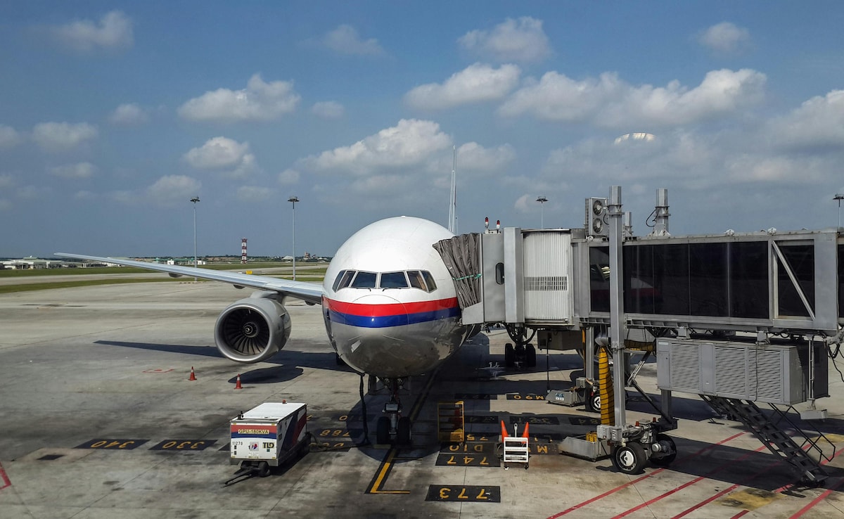 Chinese Couple Booted Off Plane In Kuala Lumpur For "Acting Insane": Report