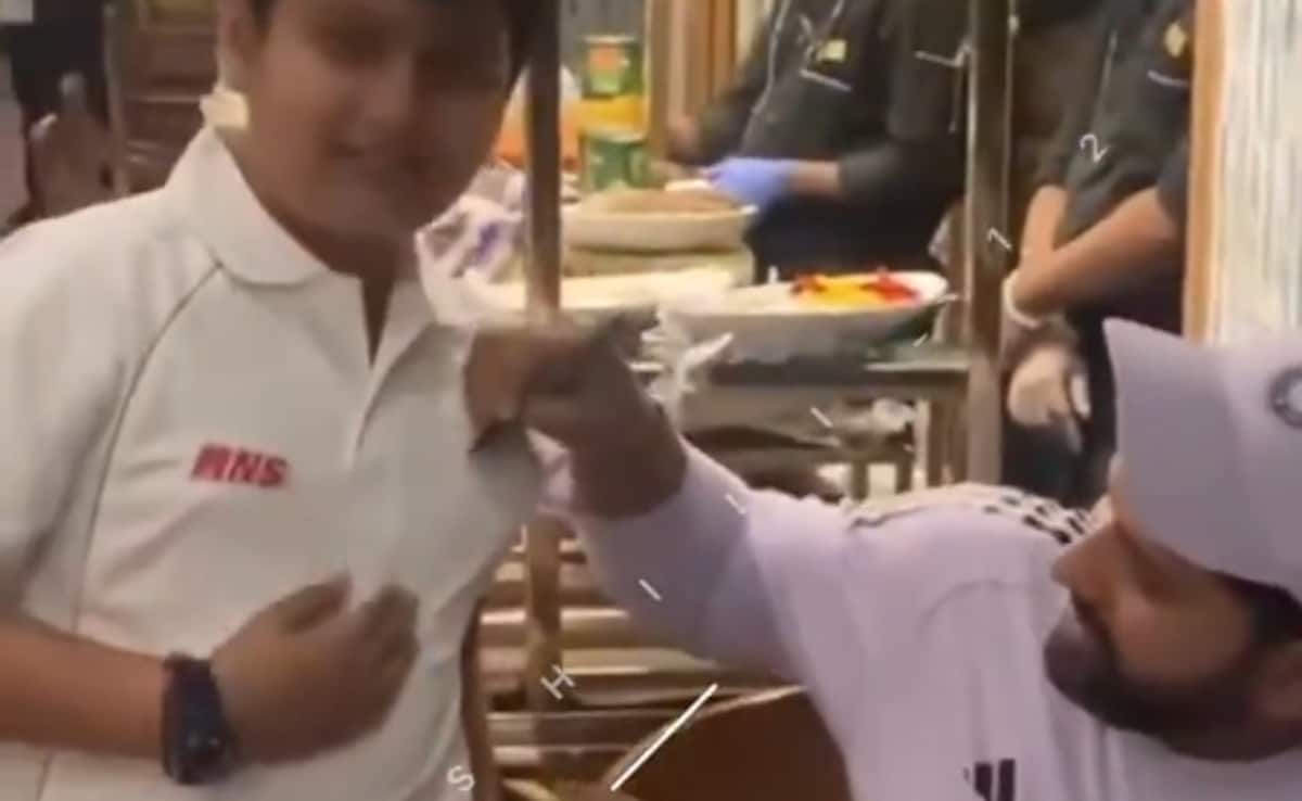 "Don't You Do Fast Bowling?" Boy Turns Up At Rohit Sharma, Rishabh Pant's Dinner Table For Autograph. Then...