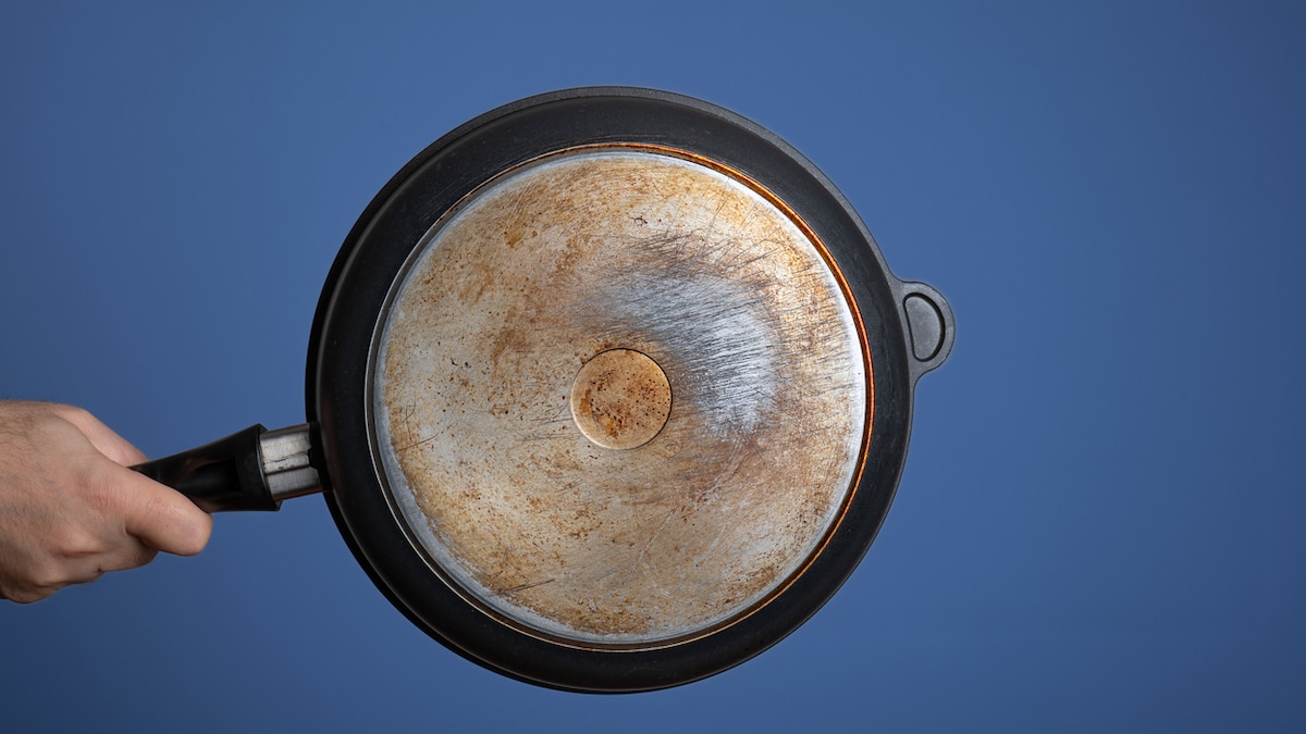 5 Easy Hacks To Clean Burnt Pans And Make Them Shine Again Without Scrubbing