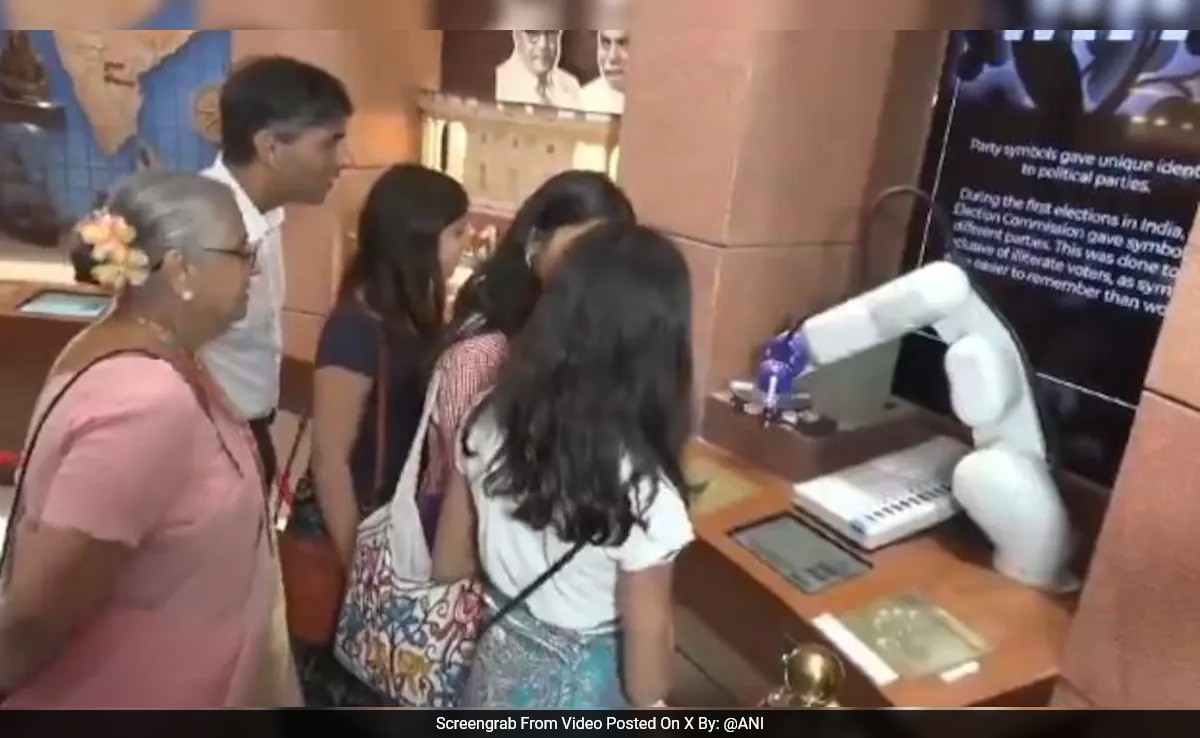 Former UK PM Rishi Sunak, Family Visit Parliament House