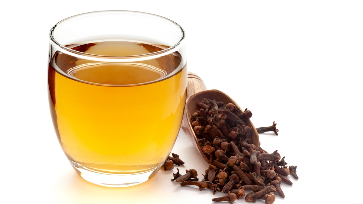 5 Reasons Why You Should Sip Clove Water Before Bedtime