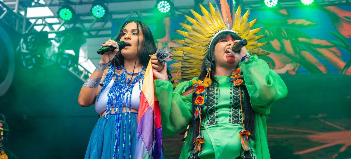 Brazilian federal deputy Célia Xakriabá (right) performs with artist Brisa Flow at the Stand Up for Social Justice concert. Brazilian federal deputy Célia Xakriabá (right) performs with artist Brisa Flow at the Stand Up for Social Justice concert.