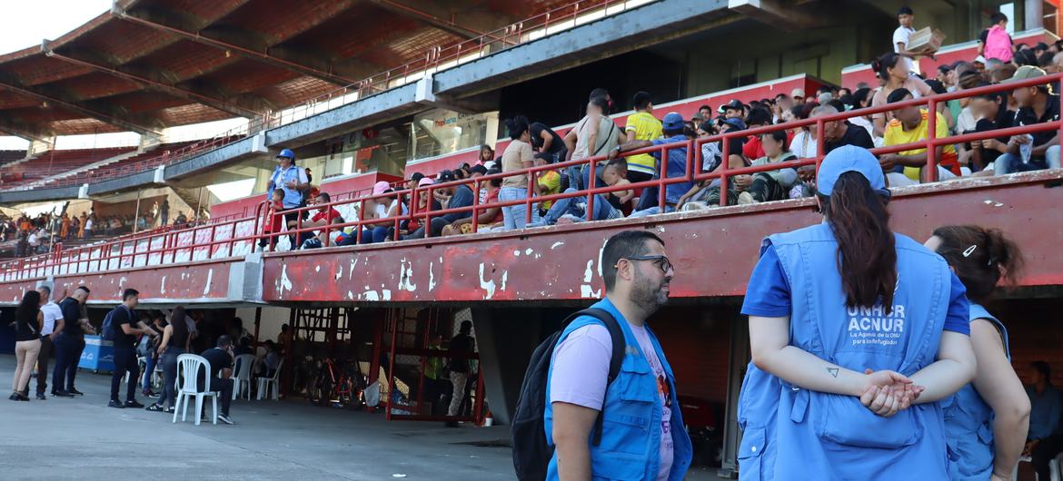 UNHCR staff at the General Santander Stadium, Cúcuta, where thousands of displaced people from Catatumbo have arrived. UNHCR staff at the General Santander Stadium, Cúcuta, where thousands of displaced people from Catatumbo have arrived.