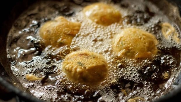 Deep fry the Vadas until they turn crunchy (Photo: vegrecipesofindia.com) Deep fry the Vadas until they turn crunchy (Photo: vegrecipesofindia.com)