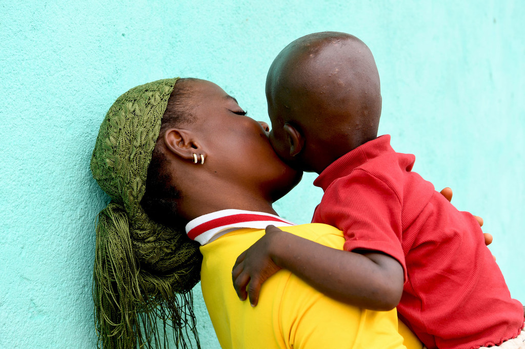 A mother, holding her two-year-old in southwest Côte d'Ivoire, discovered she was seropositive during her pregnancy. (file) A mother, holding her two-year-old in southwest Côte d'Ivoire, discovered she was seropositive during her pregnancy. (file)