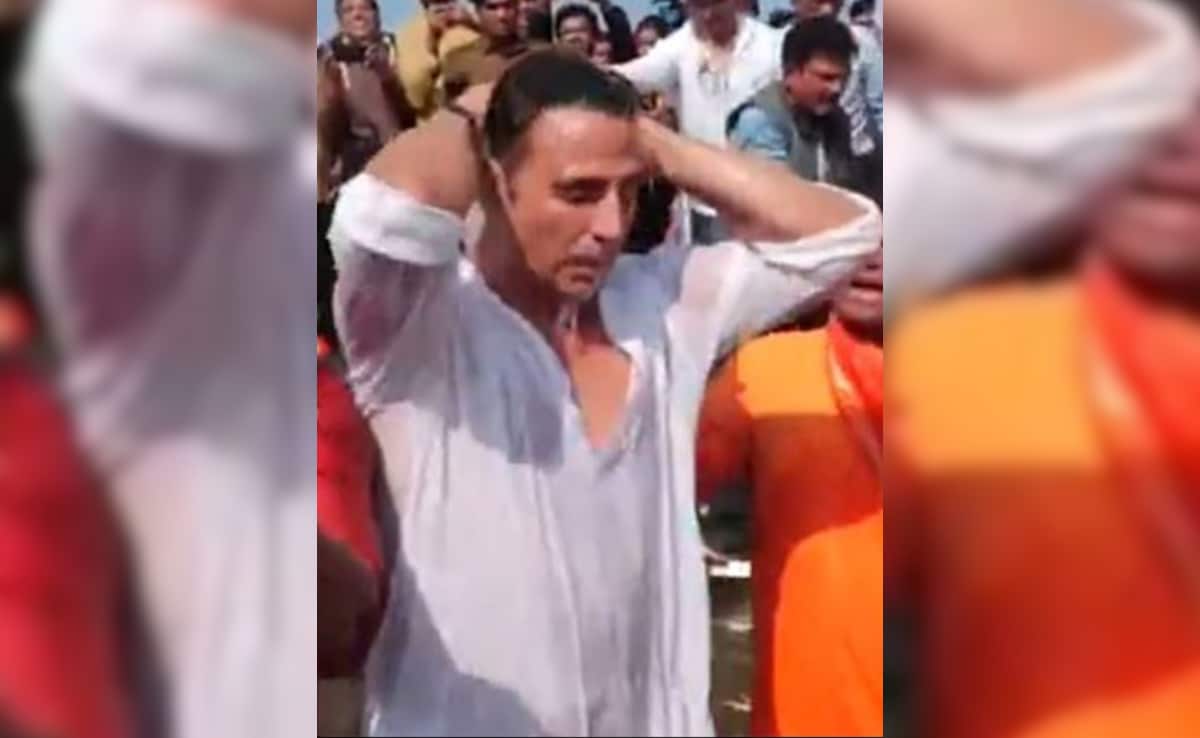 Akshay Kumar Takes A Holy Dip. Watch