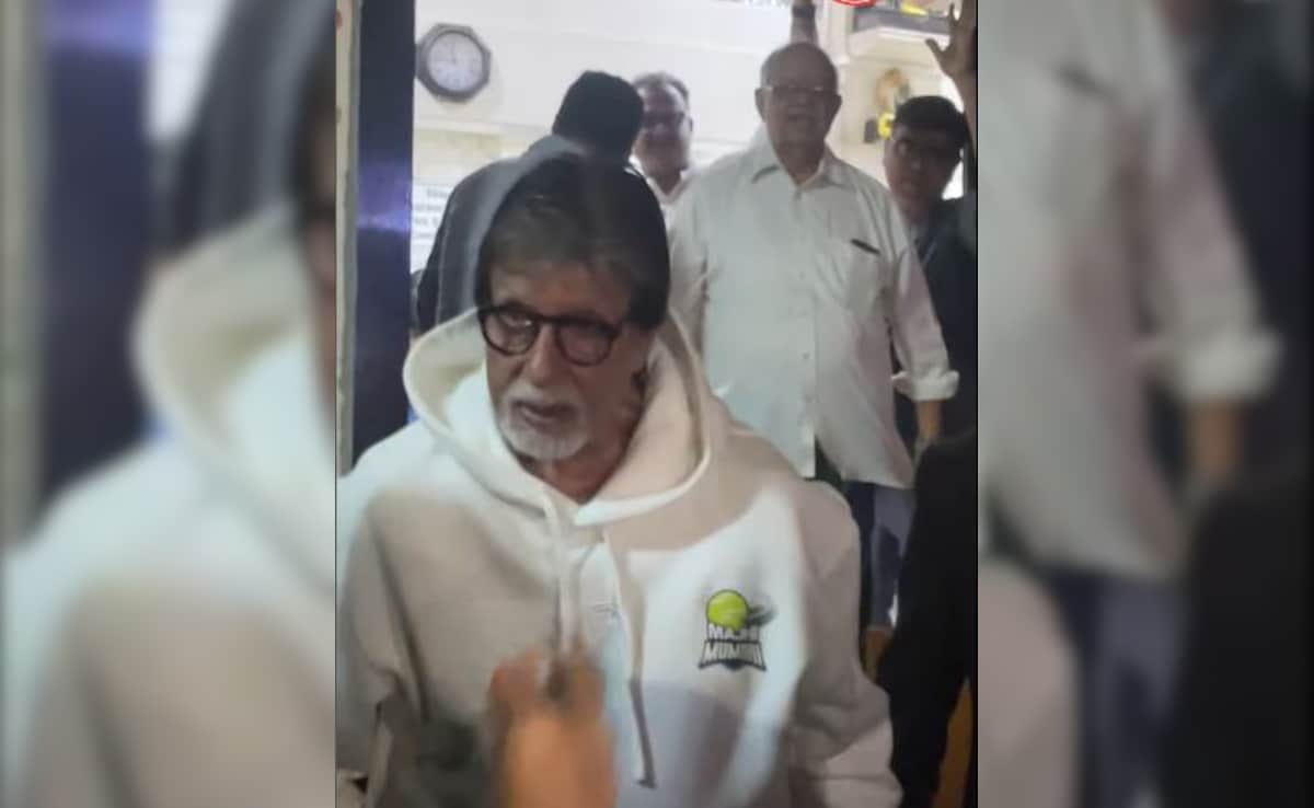 Amitabh Bachchan And Abhishek Bachchan Celebrated Team India's Win Against England With An Outdoor Dinner