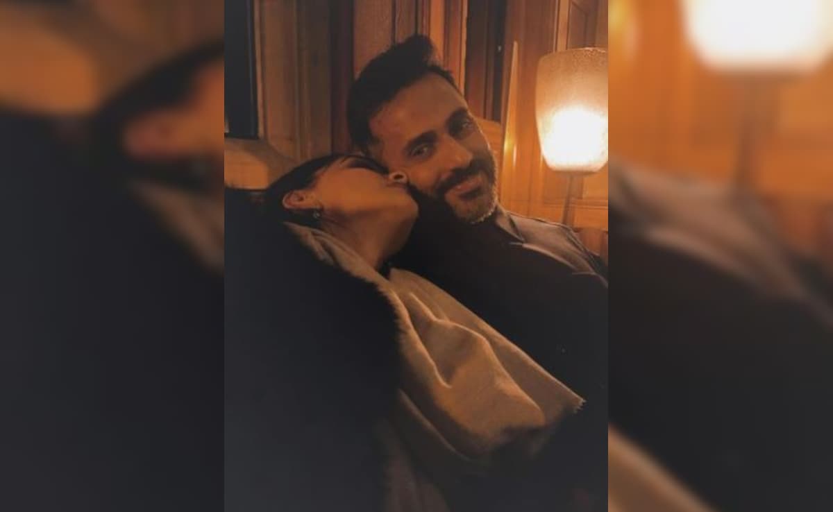 Anand Ahuja's Fam-Jam Pics With Wife Sonam Kapoor, Son Vayu Are Love, Actually