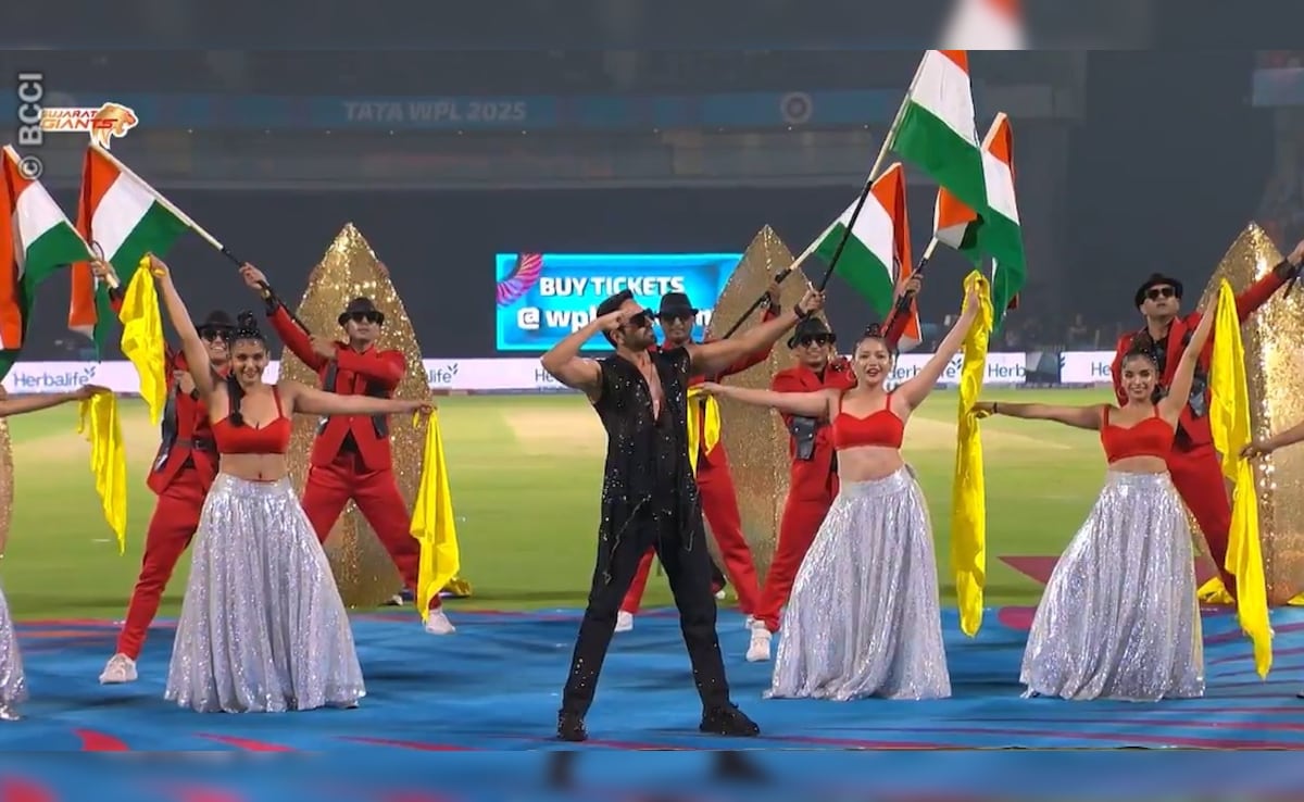 Ayushmaan Khurrana Sings Maa Tujhe Salaam At Opening Night