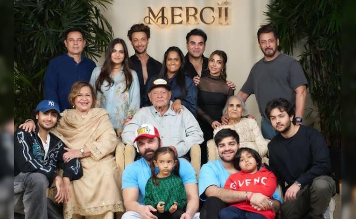 Blockbuster Pic Alert: Salman Khan Celebrates “Familitines Day” With Usual Suspects