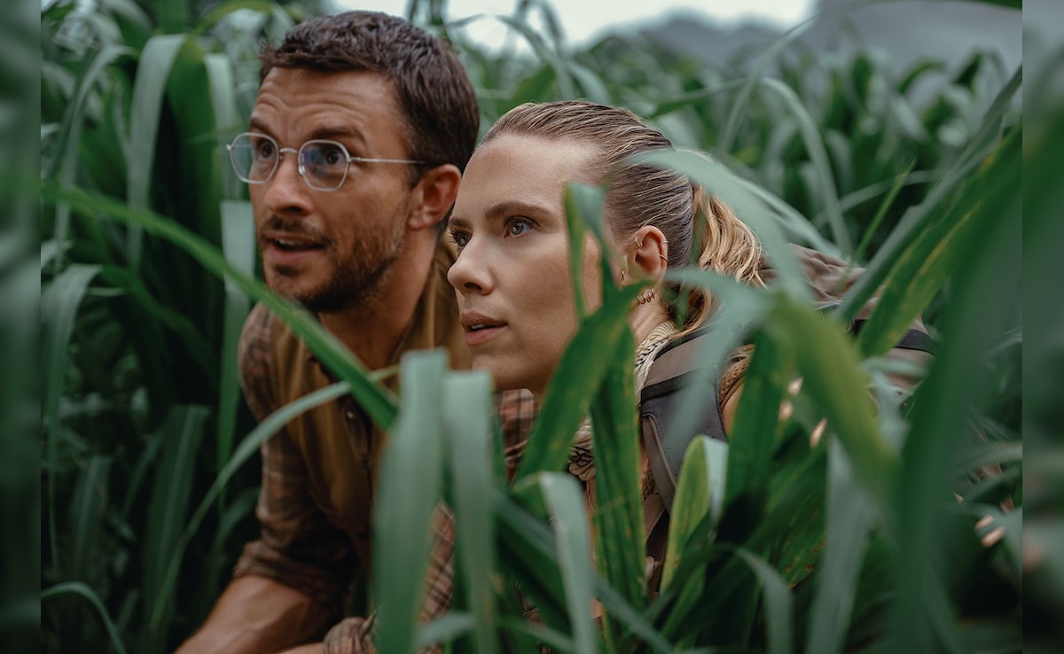 It's Scarlett Johansson, Jonathan Bailey And Team vs The Dinosaurs