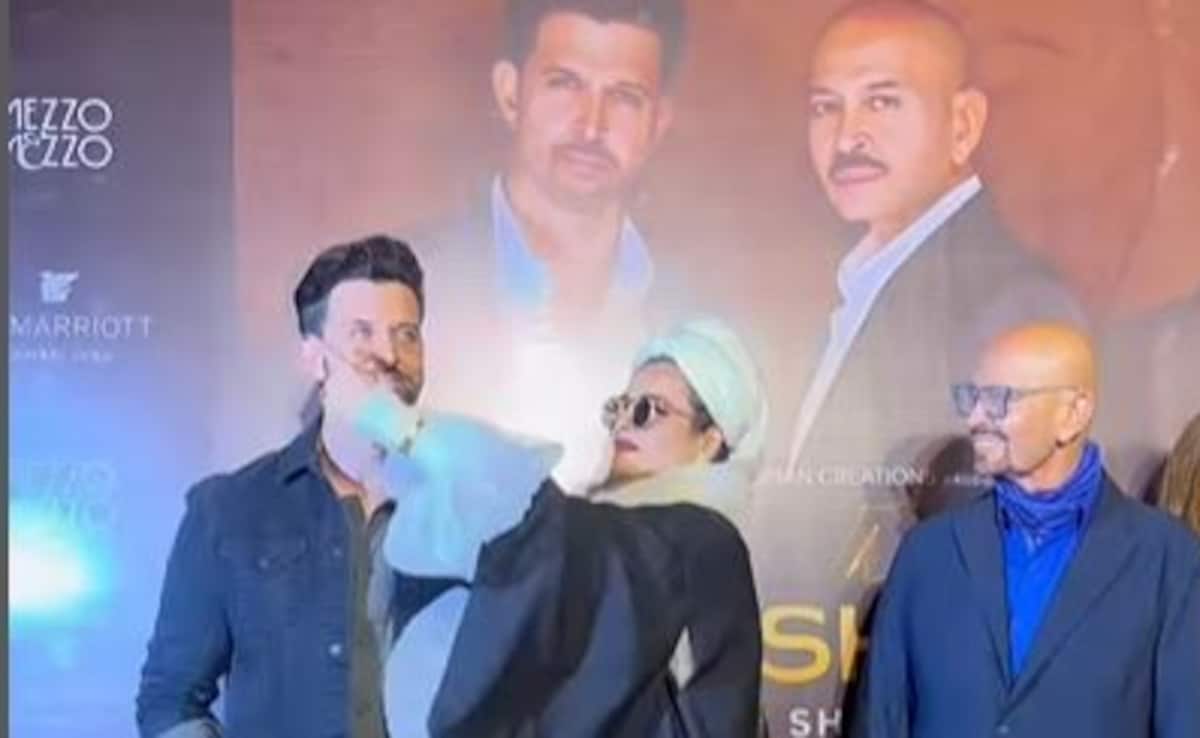 Rekha Shows Hrithik Roshan's Face When Paps Ask, "Where's Jadoo?"