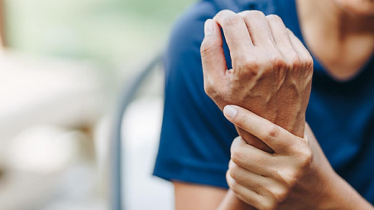 5 Signs You Have Vitamin B12 Deficiency (And How To Tackle It Naturally)