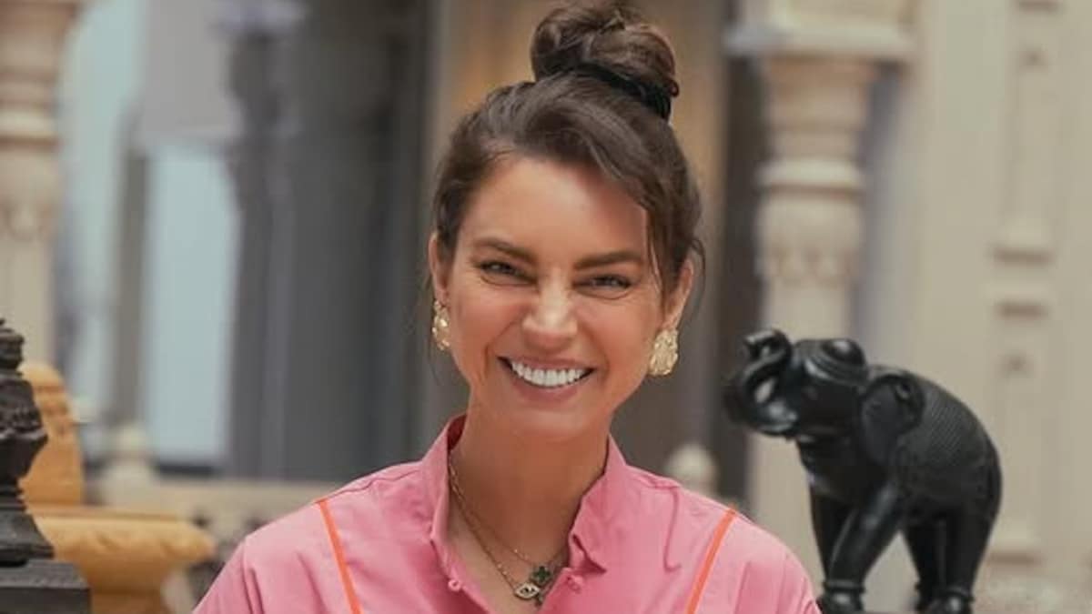 Watch: Australian Chef Sarah Todd Tries Poori And Chai At Roadside Stall, Calls It “A Great Combo”