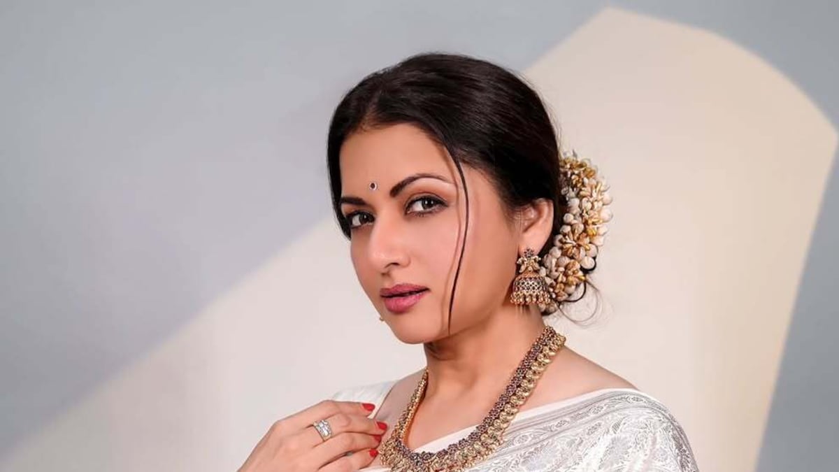 Watch: Bhagyashree Enjoys This Street Food At Chandigarh Airport And We Are Craving Some Too