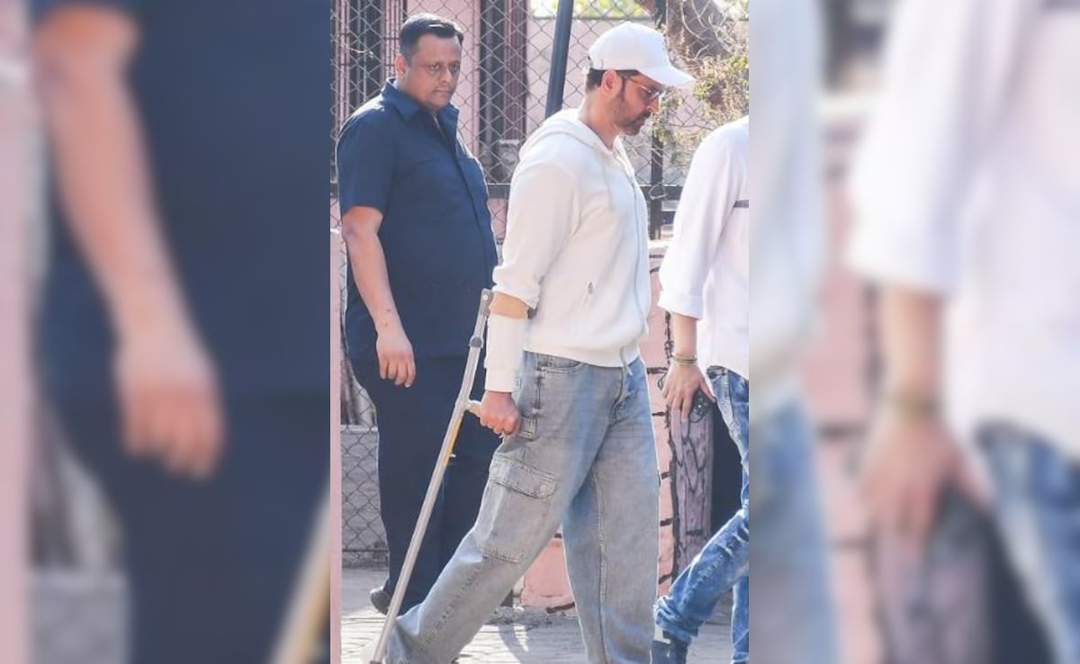 Hrithik Roshan, On Crutches After Knee Injury, Pay Last Respects