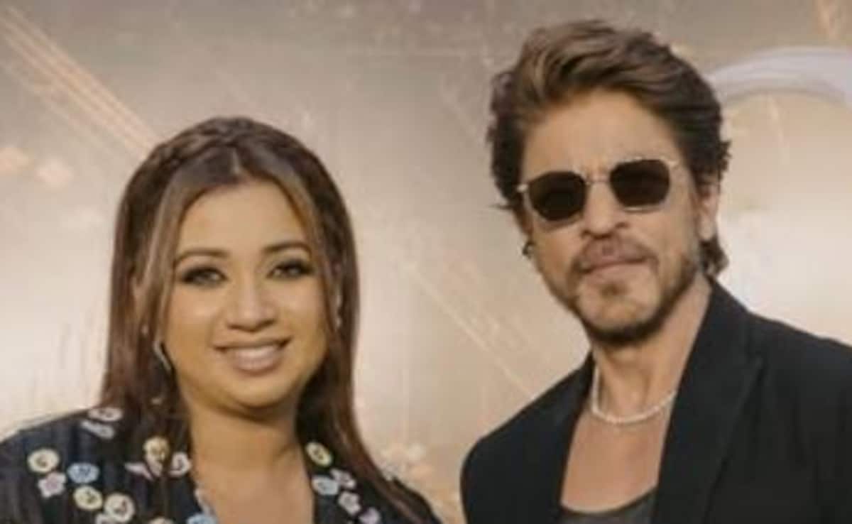 Shah Rukh Khan Hugs Shreya Ghoshal On IIFA Green Carpet, "Highlight Of A Lifetime"