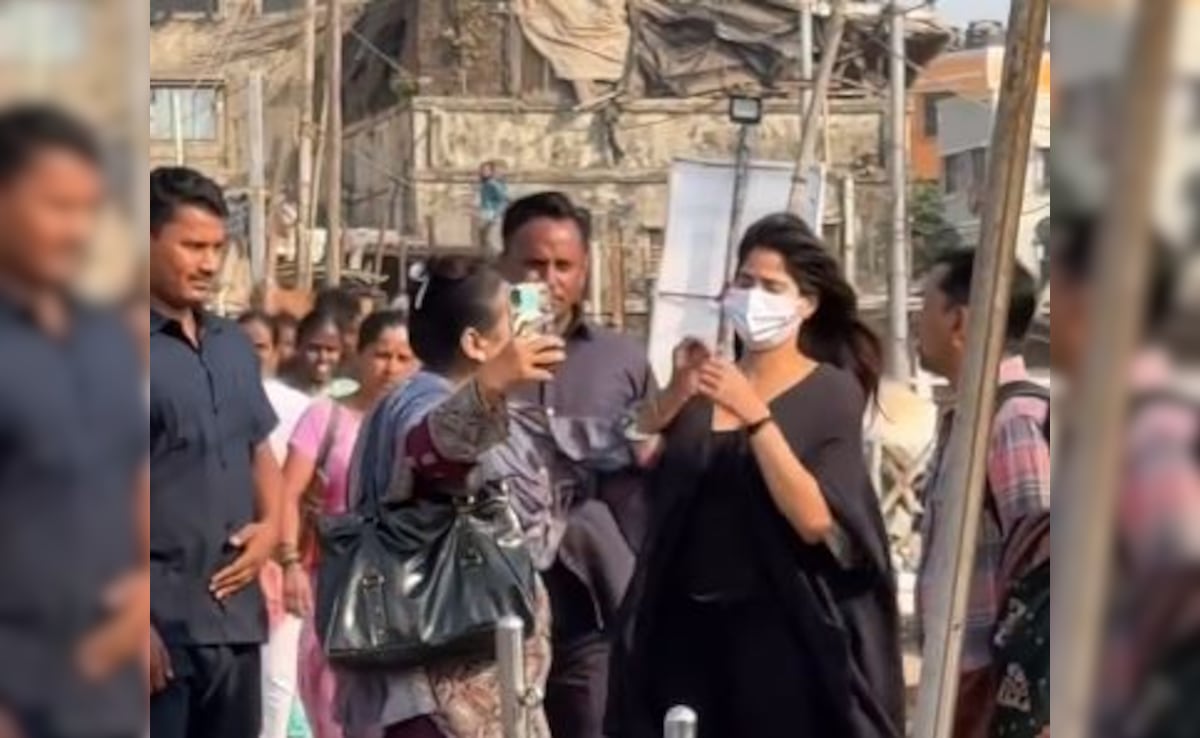 The Internet Is Outraged On Janhvi Kapoor’s Behalf After Fan Tries To Remove Her Mask